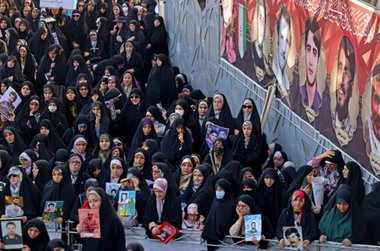 Poliţia dispersează o manifestaţie în favoarea hijabului de 48 de ore în faţa sediului Parlamentului, la Teheran
