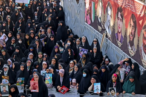 Poliţia dispersează o manifestaţie în favoarea hijabului de 48 de ore în faţa sediului Parlamentului, la Teheran