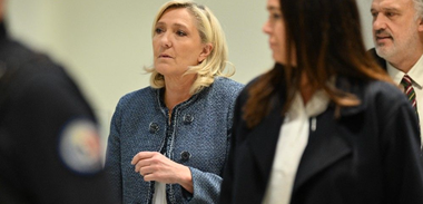 Marine Le Pen şi opt eurodeputaţi de extremă dreapta, găsiţi vinovaţi de deturnare de fonduri publice. 12 asistenţi, găsiţi vinovaţi de tăinuire. Şefa RN, găsită vinovată de deturnarea a 474.000 de euro