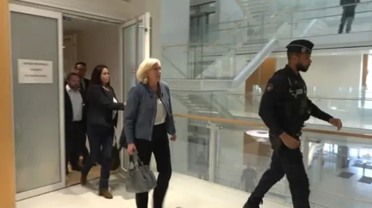Marine Le  Pen,  condamnată în dosarul în care este acuzată de deturnare de fonduri publice. Ea nu va mai putea candida la alegerile prezidenţiale din 2027. Marine Le  Pen a plecat de la tribunal înainte să-şi afle pedeapsa