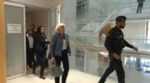 Marine Le  Pen,  condamnată în dosarul în care este acuzată de deturnare de fonduri publice. Ea nu va mai putea candida la alegerile prezidenţiale din 2027. Marine Le  Pen a plecat de la tribunal înainte să-şi afle pedeapsa