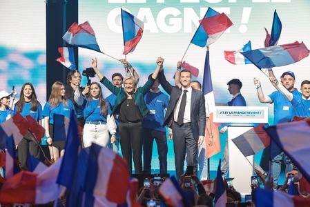 Condamnarea lui Le Pen este şansa lui Jordan Bardella, emulul ei, de a deveni preşedinte al Franţei. Un sondaj înainte de sentinţă arăta că este mai popular decât ea în rândul simpatizanţilor extremei drepte