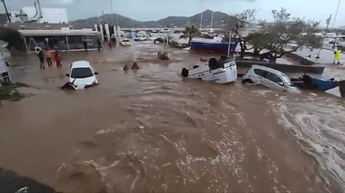 Inundaţii pe insulele greceşti Paros şi Mykonos în urma unor ploi diluviene. Şcoli închise pe mai multe insule la Marea Egee, în urma revărsării unor cursuri de apă 