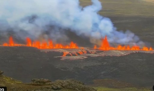Un vulcan a erupt în Islanda, antrenând evacuarea populaţiei şi a turiştilor
