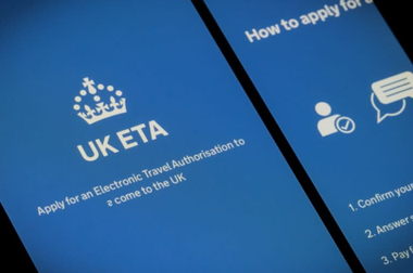 Europenii, obligaţi începând de miercuri să prezinte o autorizaţie de călătorie electronică (ETA) la intrarea în Regatul Unit. Toţi trebuie să completeze înainte de călătorie un chestionar online şi să achite 10 £, iar de la 9 aprilie 16 £