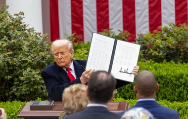UE intenţionează să ”atace” serviciile digitale americane în războiul comercial cu Trump. Uniunea pregăteşte un răspuns în doi timpi, la jumătatea lui aprilie la atacul împotriva aluminiului şi oţelului, iar la sfârşitul lui aprilie vizând toate produsele şi serviciile
