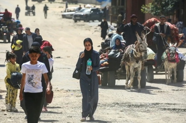 Cel puţin 27 de persoane au fost ucise în urma bombardamentului israelian asupra unui adăpost din oraşul Gaza, spun salvatorii








