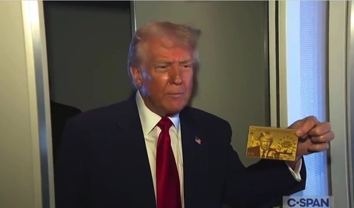 Donald Trump a prezentat „cardul de aur” destinat imigranţilor bogaţi care vor fi primiţi imediat în SUA. Costă 5 milioane de dolari şi are gravat pe el chipul său