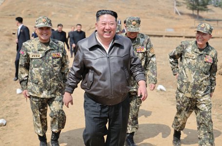 Kim Jong Un a încercat o nouă puşcă pentru lunetişti - FOTO