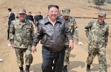 Kim Jong Un a încercat o nouă puşcă pentru lunetişti - FOTO