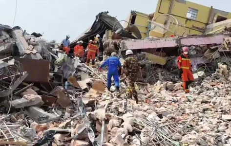 O echipă de asistenţă americană a aflat că va fi concediată când era în Myanmar pentru a ajuta după cutremurul devastator de luna trecută