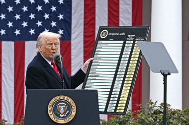 Trump compară tarifele globale cu administrarea de medicamente: "Nu vreau să se prăbuşească nimic, dar uneori trebuie să iei medicamente pentru a remedia ceva"