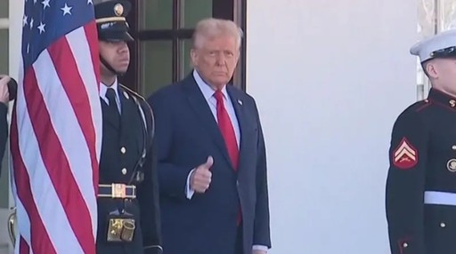 Trump susţine că economia SUA este puternică, în timp ce piaţa Chinei se prăbuşeşte