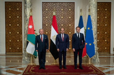Rusia să-şi înceteze ”urgent prefăcătoriile şi tacticile de tergiversare”, cere Macron la Cairo, şi să accepte fără condiţii încetarea focului în Războiului din Ucraina propusă de Trump