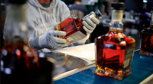 Uniunea Europeană le propune Celor 27 să nu taxeze whisky-ul american, pentru a proteja vinul şi spirtoasele. Pe lista propusă apar însă soia, carnea de pasăre, orezul, mai multe fructe, lemn, motociclete, produse din plastic, echipamente electrice şi produse de machiaj