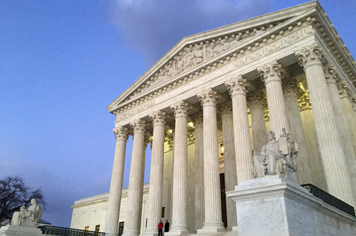 Curtea Supremă a SUA suspendă o hotărâre de reangajare a 16.000 de funcţionari la şase departamente ale Guvernului Trump