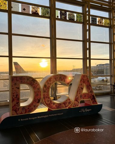 Anchetă federală în SUA, după ce controlorii de trafic ai Aeroportului Naţional Reagan nu au reuşit să oprească zborurile în timpul unui survol militar / Patru elicoptere militare, la distanţă de cinci secunde de a lovi un zbor comercial