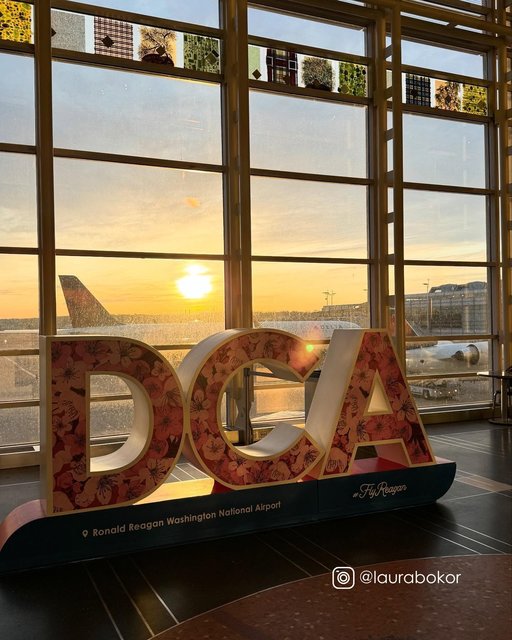 Anchetă federală în SUA, după ce controlorii de trafic ai Aeroportului Naţional Reagan nu au reuşit să oprească zborurile în timpul unui survol militar / Patru elicoptere militare, la distanţă de cinci secunde de a lovi un zbor comercial