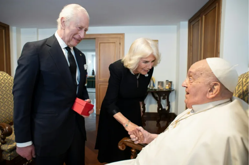Papa Francisc convalescent vizitează Bazilica Sf. Petru după ce i-a primit pe Charles şi Camilla. El a inspectat lucrările de renovare a bazilicii şi s-a recules la mormântul lui Pius al X-lea