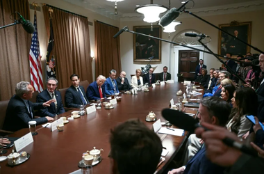 Secretarul american al Sănătăţii Robert F. Kennedy Jr. anunţă, într-o şedinţă a Guvernului Trump, la Casa Albă, un studiu de mare amploare, cu sute de cercetători din întreaga lume, care să stabilească până în septembrie cauzele unei ”epidemii” de autism în SUA