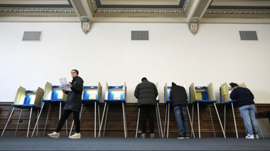 Un proiect de lege care restrânge înscrierea pe listele electorale, ”SAVE Act”, adoptat în Camera Reprezentanţilor şi trimis în Senat, unde este sortit eşecului din cauza regulilor parlamentare americane