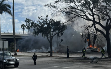 Cel puţin trei morţi în SUA, după ce un avion de mic dimensiuni se prăbuşeşte în apropierea aeroportului Boca Raton, la mai puţin de 20 de minute de la decolare, şi cade peste un vehicul. Avionul şi maşina au luat foc. Un bărbat din vehicul, rănit