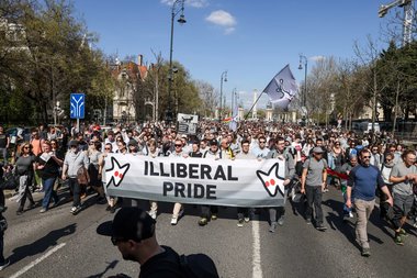"Să fim toţi la fel". Protestatarii maghiari ironizează măsurile anti-LGBT ale lui Orbán