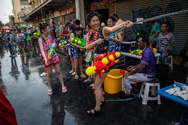 Thailanda sărbătoreşte Anul Nou cu festivalul tradiţional al apei