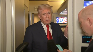 Trump anunţă că urmează să impună taxe vamale sectoriale semiconductorilor, scutiţi în prezent de la taxele vamale reciproce. Ele urmează să fie impuse ”probabil într-o lună sau două”, anunţă secretarul american al Comerţului Howard Lutnick