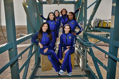 Capsula Blue Origin cu cele şase femei vedetă la bord, inclusiv logodnica lui Jeff Bezos, a aterizat în siguranţă. Katy Perry a sărutat pământul - FOTO