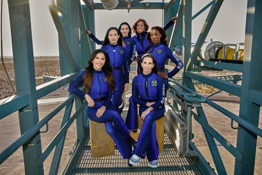 Capsula Blue Origin cu cele şase femei vedetă la bord, inclusiv logodnica lui Jeff Bezos, a aterizat în siguranţă. Katy Perry a sărutat pământul - FOTO