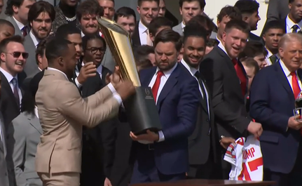 JD Vance scapă trofeul campionatului naţional al statului Ohio, la festivitatea de la Casa Albă / Ce a spus vicepreşedintele - VIDEO
