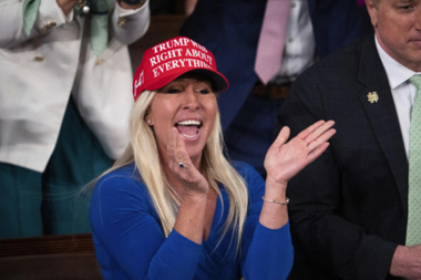Trumpista Marjorie Taylor Greene a investit pe bursă înainte ca Trump să suspende războiul comercial. Ea anunţă Congresul că a cumpărat acţiuni Apple, Amazon şi Merk de 21.000 până la 315.000 de dolari şi a vândut bonuri de Trezorerie între 50 şi 100.000 de dolari
