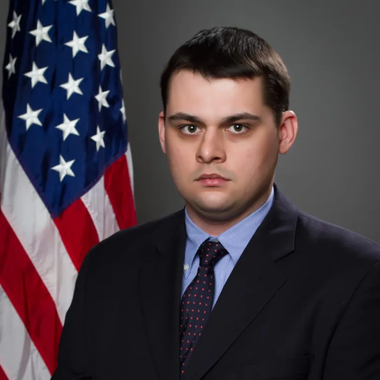 Dan Caldwell, consilier de top al lui Pete Hegseth, a fost suspendat şi escortat afară din Pentagon în urma unei anchete privind o scurgere de informaţii