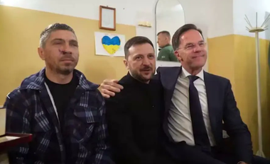 Ucraina are o ”nevoie acută” de sisteme de apărare antiaeriană, îi cere Zelenski, la Odesa, lui Rutte. El cere o pregătire ”rapidă şi eficientă” a unui contingent militar occidental în Ucraina