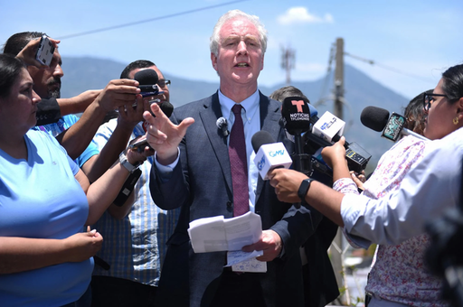 Senatorul american Chris Van Hollen efectuează o vizită în El Salvador pentru a obţine eliberarea unui rezident legal în SUA, Kilmar Abrego Garcia, expulzat de administraţia Trump, însă nu reuşeşte să intre nici măcar în închisoarea în care acesta este încarcerat