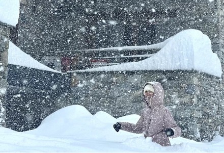 Căderi uriaşe de zăpadă în Alpi au dus la închiderea staţiunilor, blocaje şi o avalanşă în Franţa. Autorităţile din Italia şi Elveţia iau şi ele măsuri de urgenţă - VIDEO