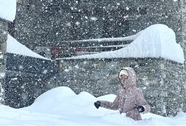 Căderi uriaşe de zăpadă în Alpi au dus la închiderea staţiunilor, blocaje şi o avalanşă în Franţa. Autorităţile din Italia şi Elveţia iau şi ele măsuri de urgenţă - VIDEO