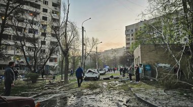 UPDATE - Doi morţi şi zeci de răniţi după atacuri ruseşti la Harkov şi Sumî. Ruşii ar fi folosit trei rachete Iskander cu muniţie cu dispersie pentru a ataca al doilea oraş ca mărime din Ucraina: Zelenski: „Aşa începe Rusia Vinerea Mare”