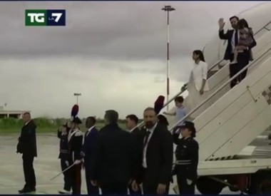 JD Vance a sosit în Italia pentru a se întâlni cu Giorgia Meloni şi a sărbători Paştele la Vatican, după ce premierul italian a fost primită joi la Casa Albă
