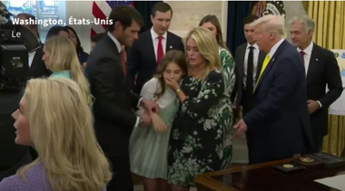  Incident în momentul în care Donald Trump făcea declaraţii în Biroul Oval: unei fetiţe i s-a făcut rău. Cum a reacţionat preşedintele - VIDEO