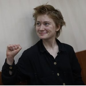 Rusia: O tânără activistă de 19 ani, condamnată la aproape trei ani de închisoare, pentru că a protestat faţă de conflictul din Ucraina