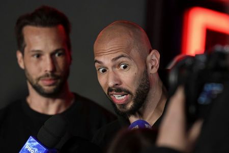 „Fenomenul Andrew Tate” ia amploare în şcolile din Marea Britanie: Băieţii refuză să vorbească cu profesoarele