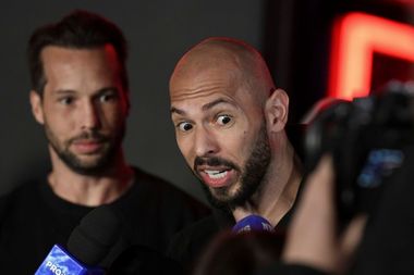 „Fenomenul Andrew Tate” ia amploare în şcolile din Marea Britanie: Băieţii refuză să vorbească cu profesoarele