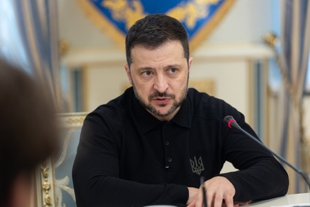 Volodimir Zelenski anunţă că şi Ucraina va respecta încetarea focului decisă de Vladimir Putin, dar acuză că deocamdată armistiţiul nu este respectat. Cere prelungirea lui pentru 30 de zile şi promite ripostă la orice atac 