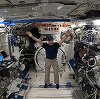 Trei dintre ocupanţii staţiei spaţiale internaţionale s-au întors pe Pământ la bordul unei navete „Soyuz”. Dan Pettit a revenit pe Terra în ziua în care a împlinit 70 de ani
