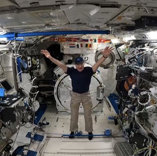 Trei dintre ocupanţii staţiei spaţiale internaţionale s-au întors pe Pământ la bordul unei navete „Soyuz”. Dan Pettit a revenit pe Terra în ziua în care a împlinit 70 de ani