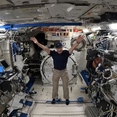 Trei dintre ocupanţii staţiei spaţiale internaţionale s-au întors pe Pământ la bordul unei navete „Soyuz”. Dan Pettit a revenit pe Terra în ziua în care a împlinit 70 de ani