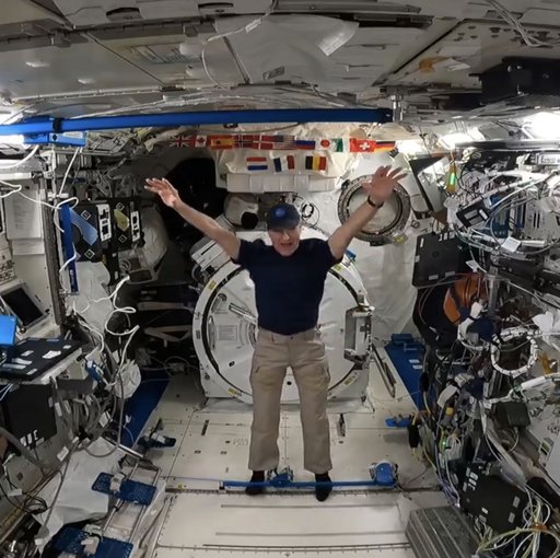 Trei dintre ocupanţii staţiei spaţiale internaţionale s-au întors pe Pământ la bordul unei navete „Soyuz”. Dan Pettit a revenit pe Terra în ziua în care a împlinit 70 de ani