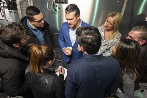 NYT: Şeful Pentagonului ar fi transmis informaţii sensibile pe un grup de chat în care erau incluşi soţia, fratele său şi avocatul personal